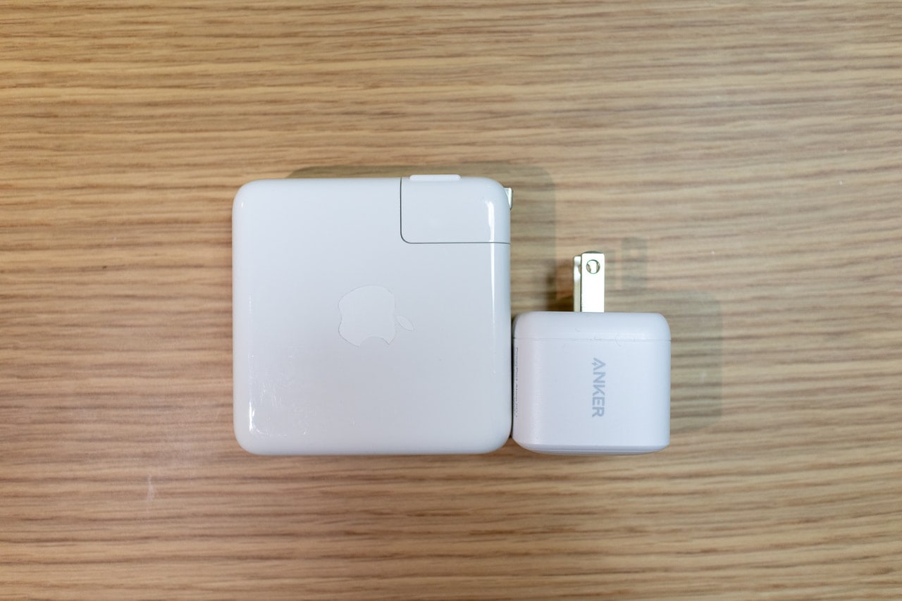 MacBook Pro付属充電器とAnker PowerPort Atom PD 1を横から比較