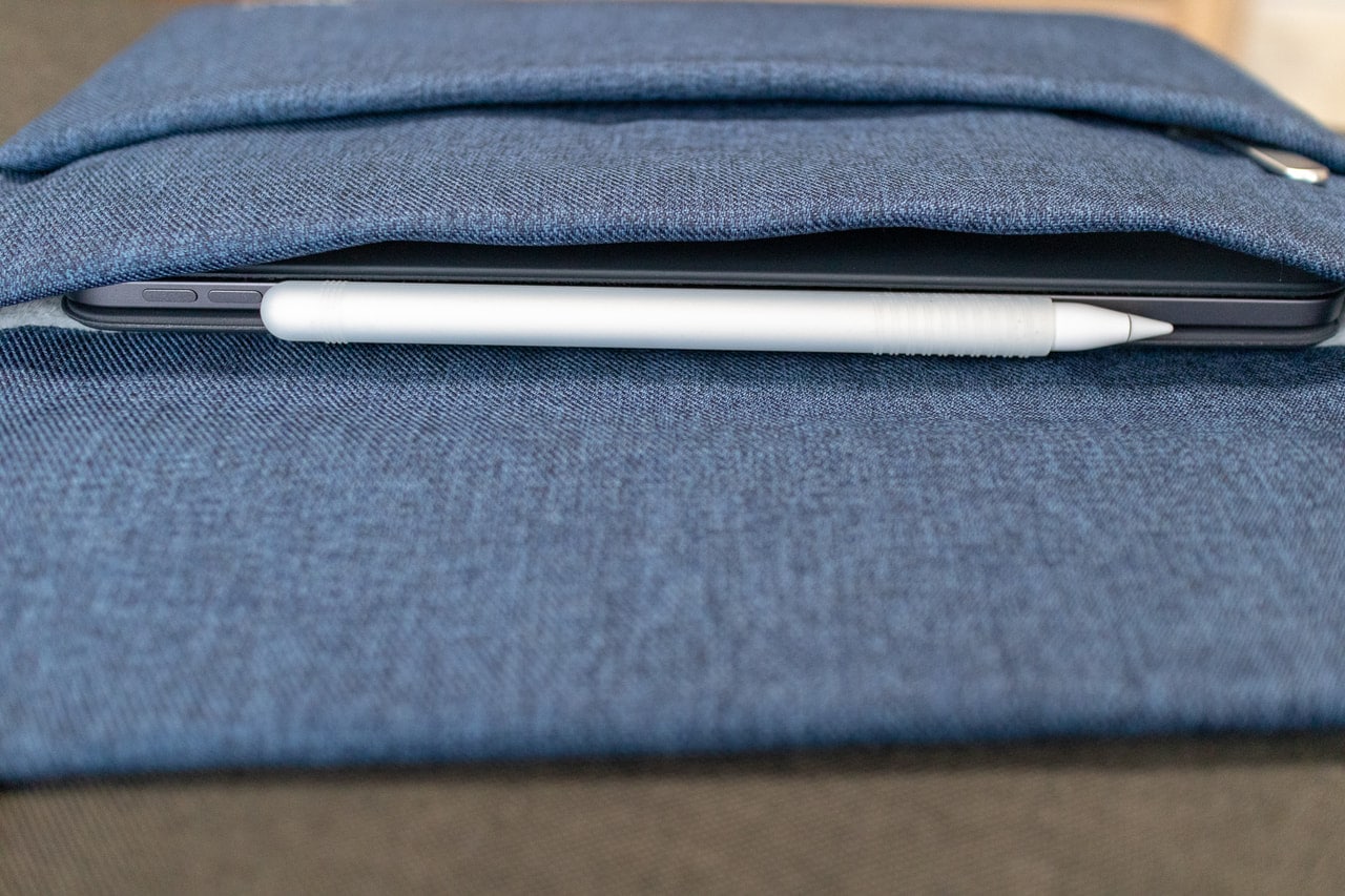 iPad Pro 11インチ用おすすめバッグインバッグ「Inateck スリーブケース」にiPad Proを格納して寝かせた