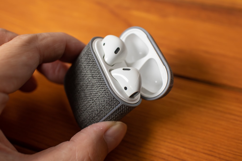 Incase AirPods Case with Woolenexを付けていてもAirPodsを取り出しやすい