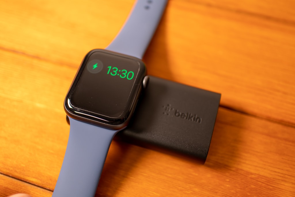 Belkin Apple Watch用モバイルバッテリーでApple Watchを充電