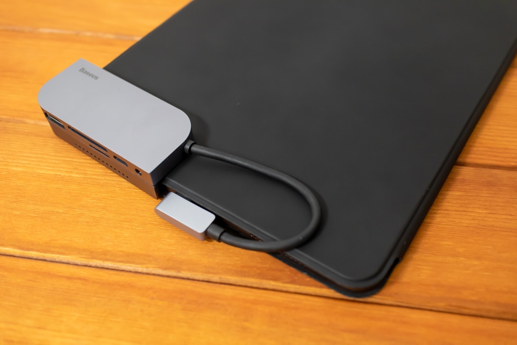 Baseus Bolt iPad Pro USB-Cハブはケースの上から装着する