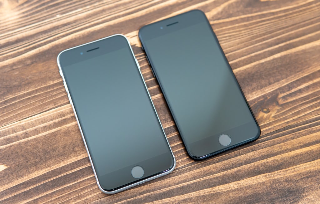 新型iPhone SE（第2世代）のホワイトとブラック