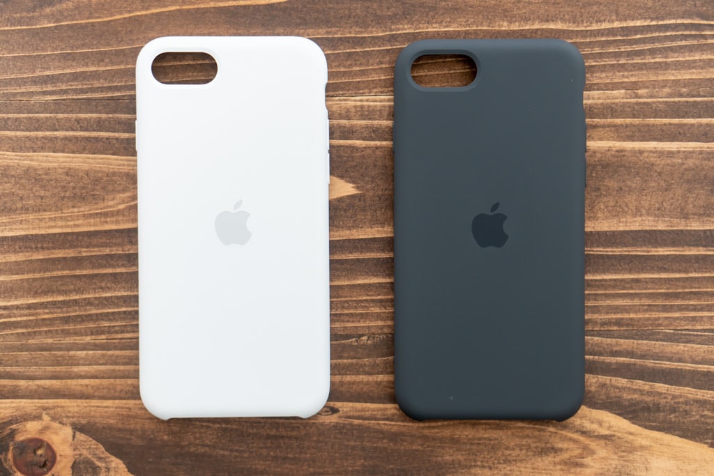 Apple純正iPhone SE 第2世代用シリコンケースのホワイトとブラック