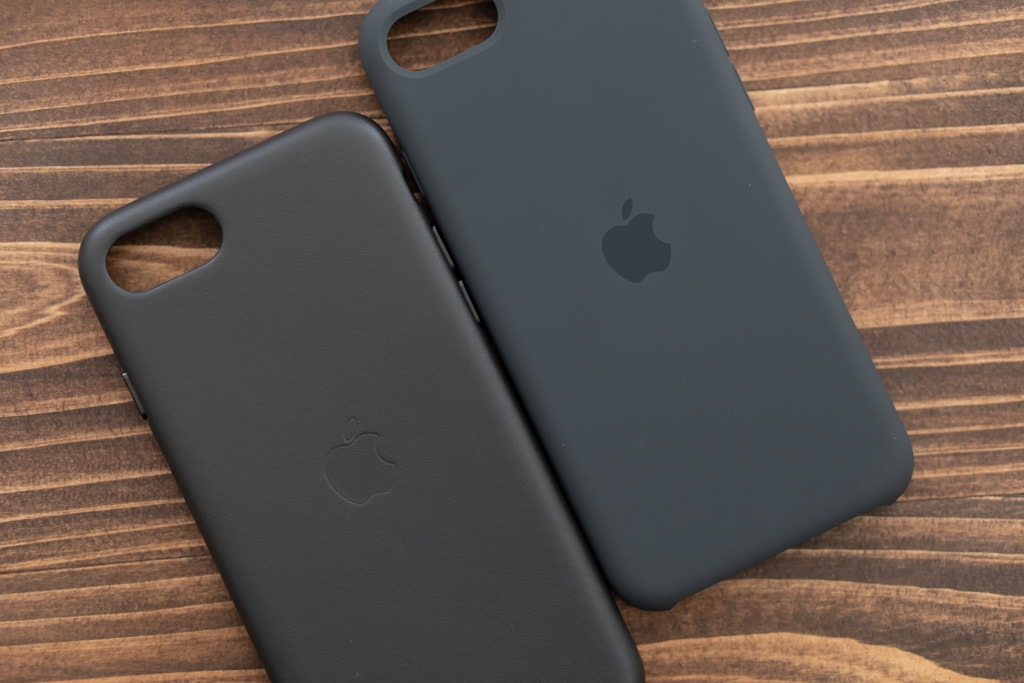 Apple純正iPhone SE 第2世代用レザーケースとシリコンケースの大きな特徴はリンゴマーク