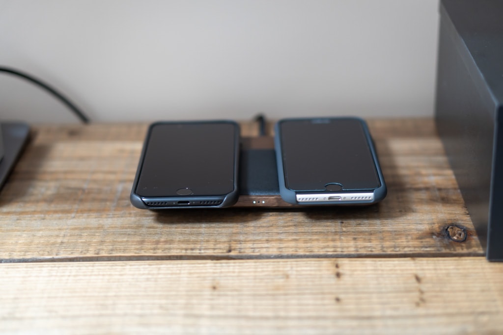 Apple純正iPhone SE 第2世代用レザーケースとシリコンケースはワイヤレス充電が可能