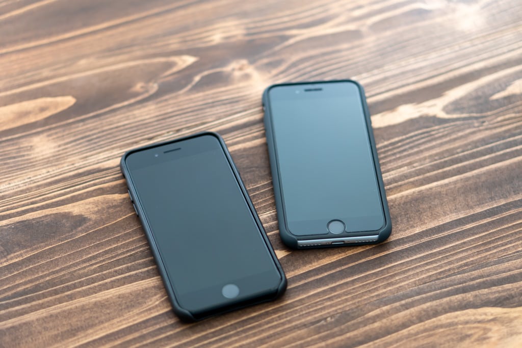 Apple純正iPhone SE 第2世代用レザーケースとシリコンケースを装着