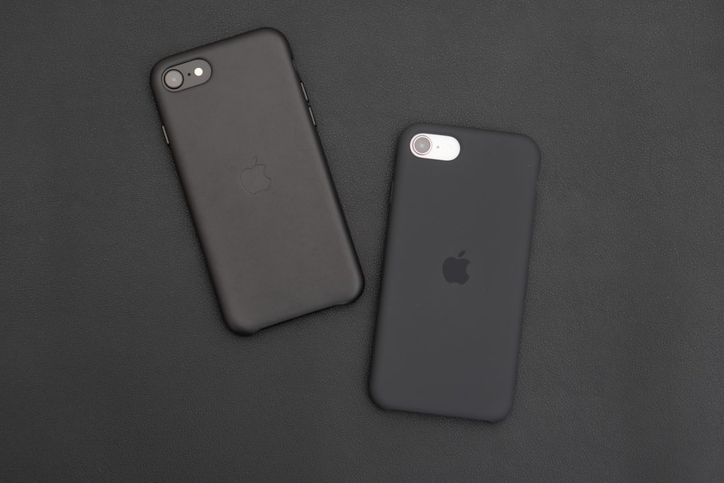 Apple純正iPhone SE 第2世代用レザーケースとシリコンケース