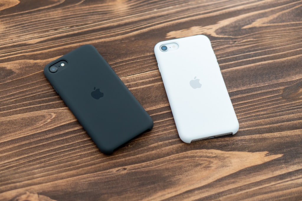 Apple純正iPhone SE 第2世代用レザーケースとシリコンケースどっちを選ぶ？