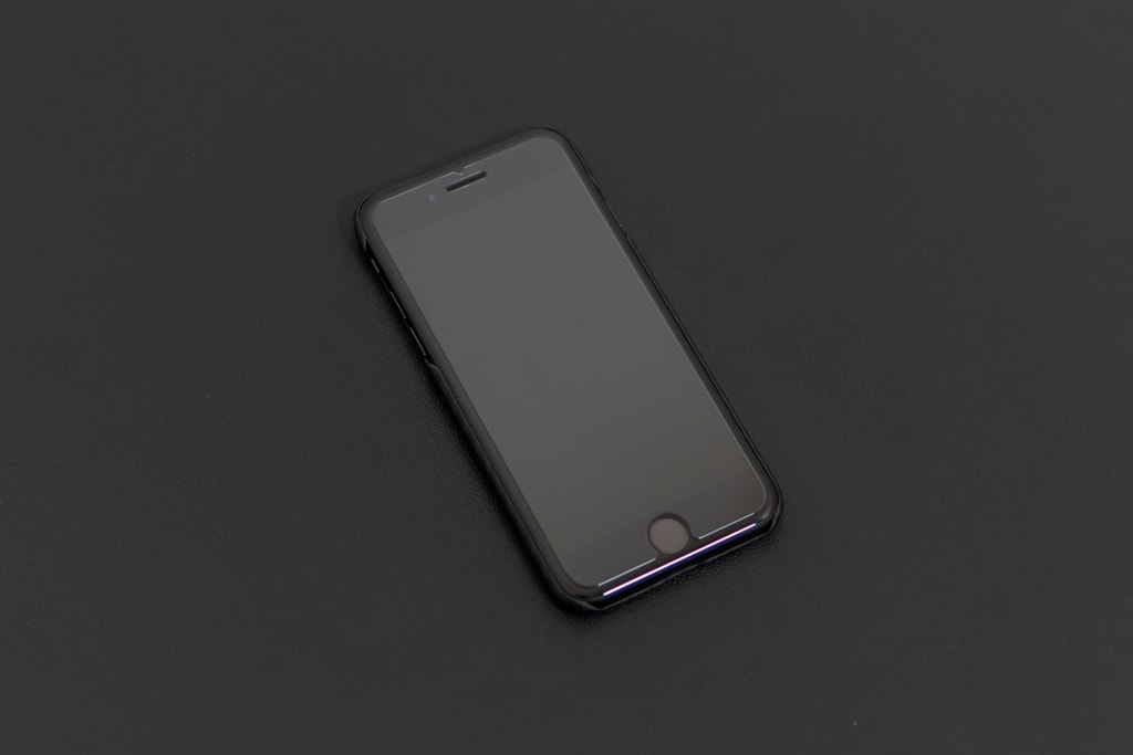 iPhone SE（2020）用PITAKA MagEZ Caseは薄くてまるでつけていないよう