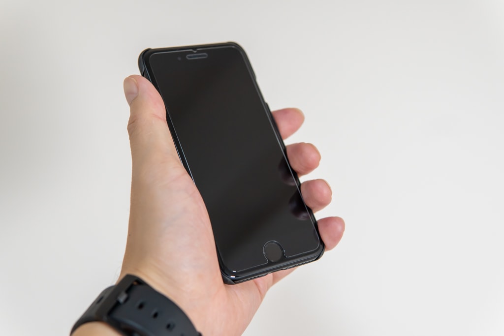 iPhone SE（2020）用PITAKA MagEZ Caseは素のiPhoneを持っているかのような持ち心地