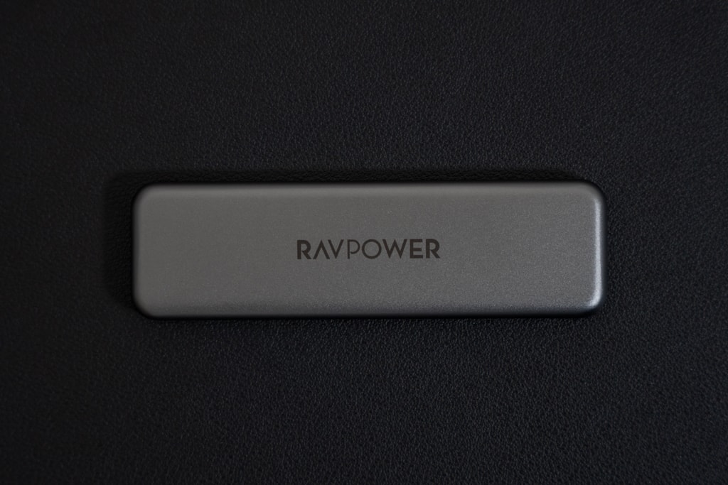 RAVPower RP-UM003の本体ははスタイリッシュ