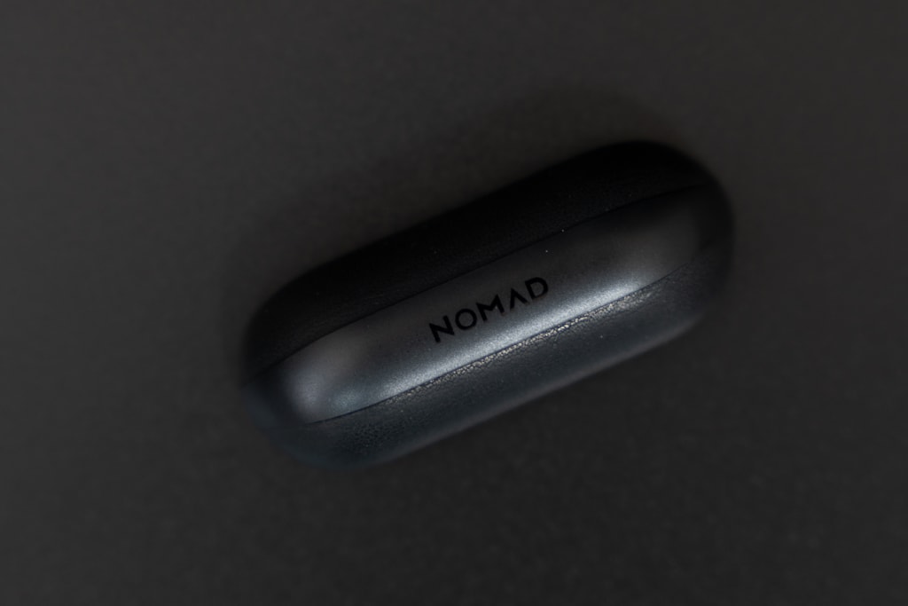 Nomad Rugged Case AirPods Proのフタにはブランドロゴ