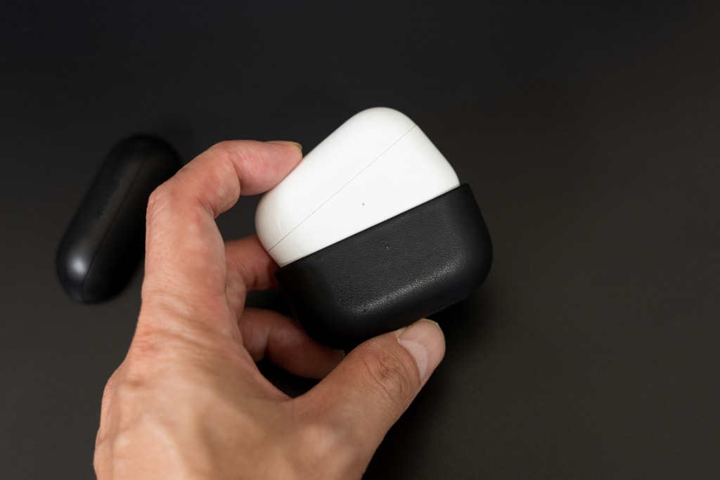Nomad Rugged Case AirPods Proははめるだけ