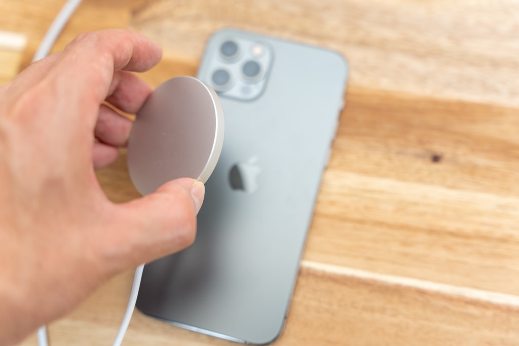 Apple MagSafe充電器はカチッと吸着する