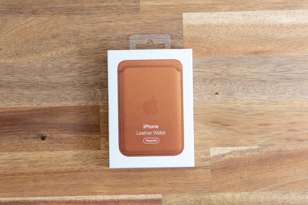 Apple純正MagSafe対応iPhone 12レザーウォレットの外箱