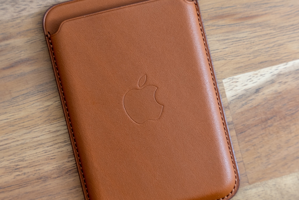 Apple純正MagSafe対応iPhone 12レザーウォレットはリンゴーマークも印字されている