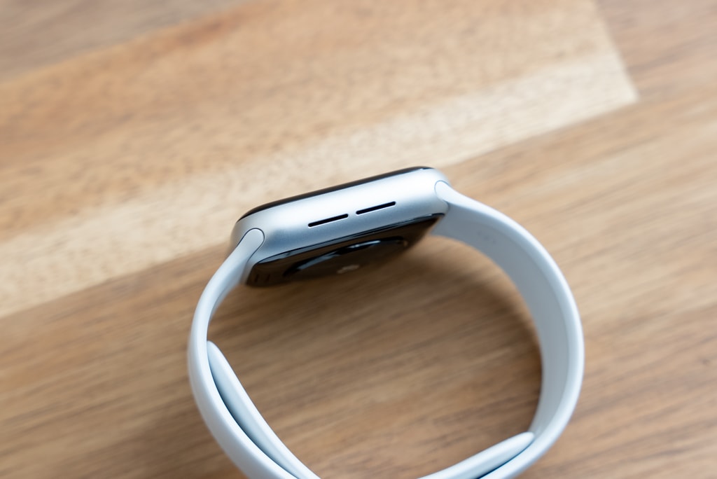 Apple Watch SEの左側面にはスピーカー