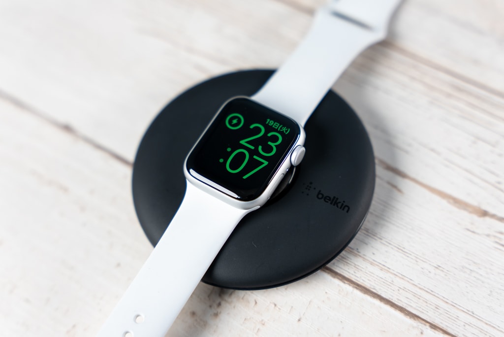 Belkin Apple Watch 充電スタンドは寝かせて使うこともできる
